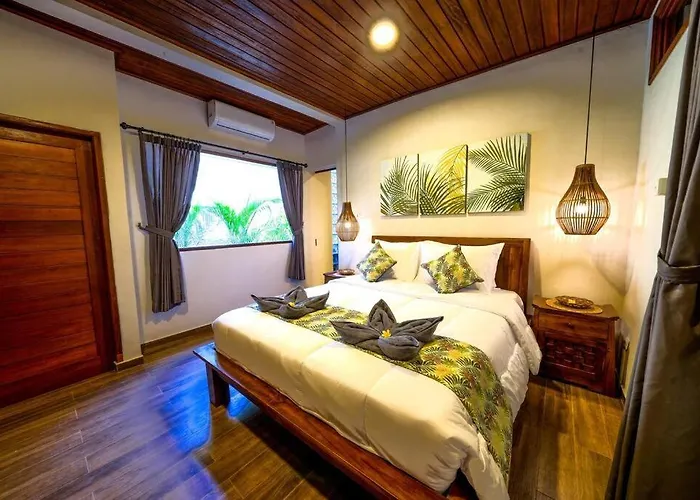 Villa Marie - Kuta - 6 Bedroom 4 Bathroom Villa - Great Location !